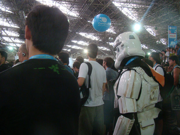 Cosplayer assistindo palestra de Bruce Dickinson na Campus Party 2014